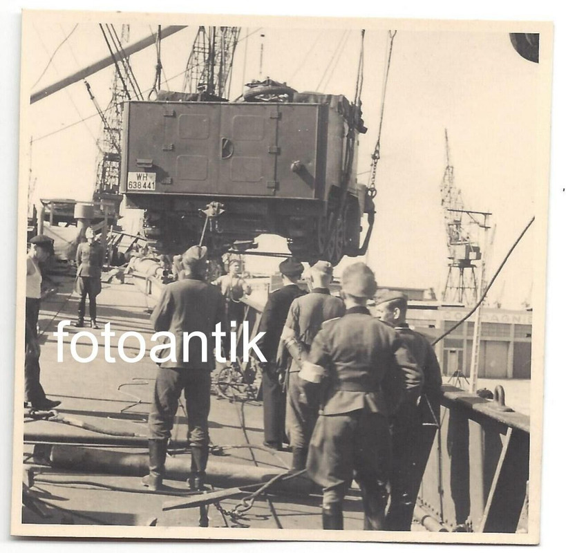 Foto Operation Seelöwe Frankreich Hafen Schiff Frachter Panzer Halbkette (3)