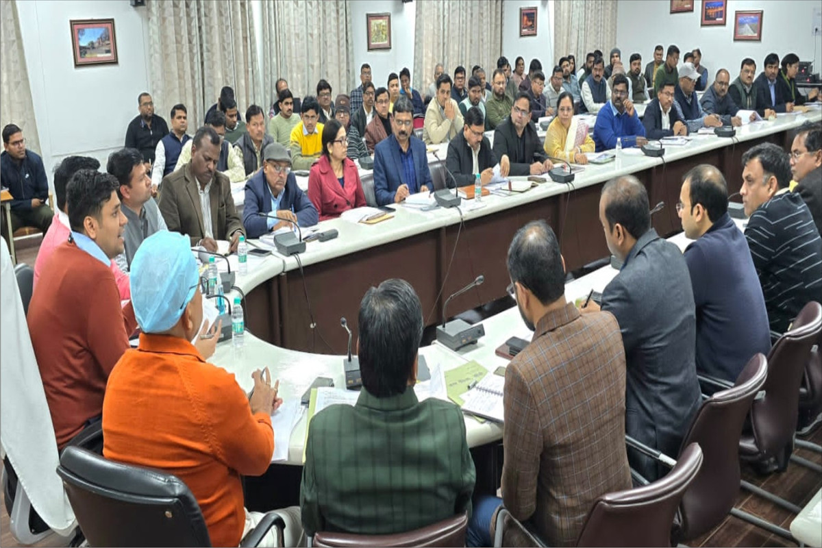 सीएम डैशबोर्ड पर रैंकिंग में फिसड्डी विभागीय अधिकारियों की जिलाधिकारी ने लगाई क्लास, सुधर जायँ या सख्त कार्रवाई के लिए रहें तैयार 