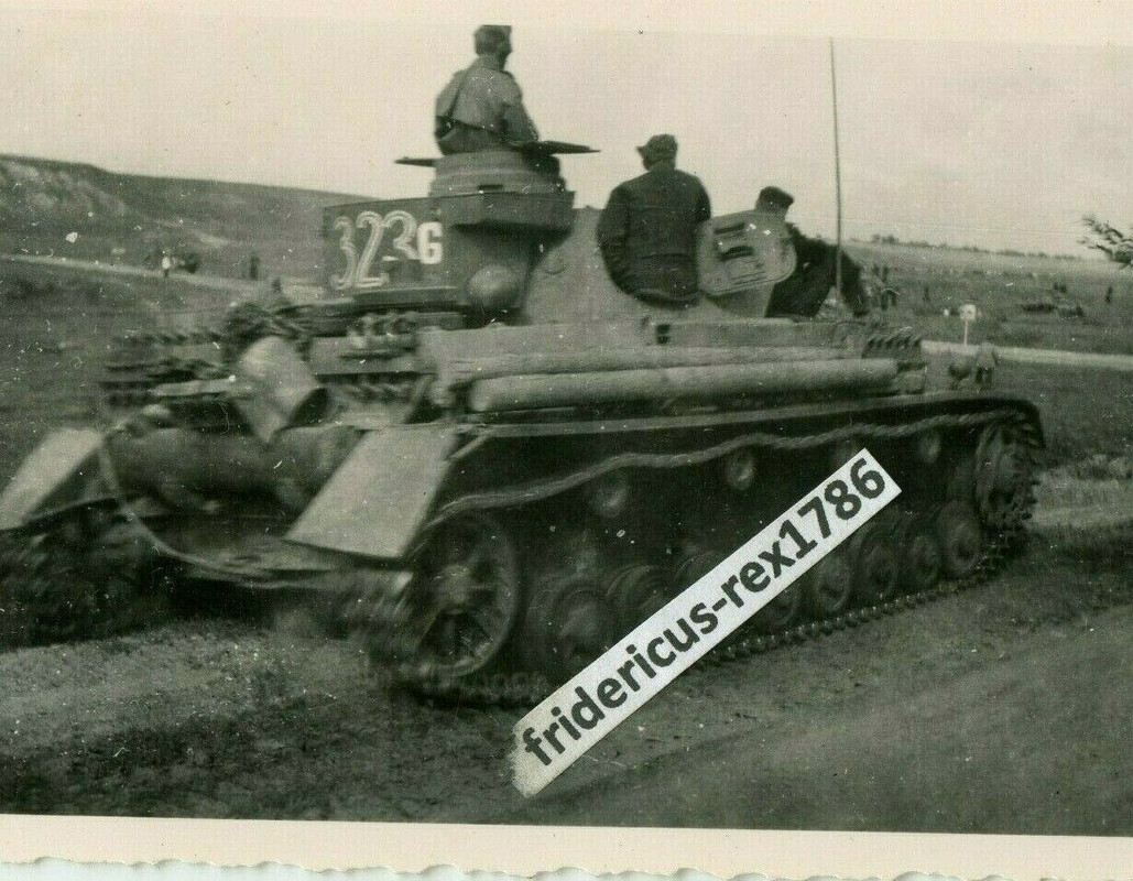 Foto Panzer PzKpfw IV Nr. 323G an der Ostfront Vormarsch HKL Besatzung