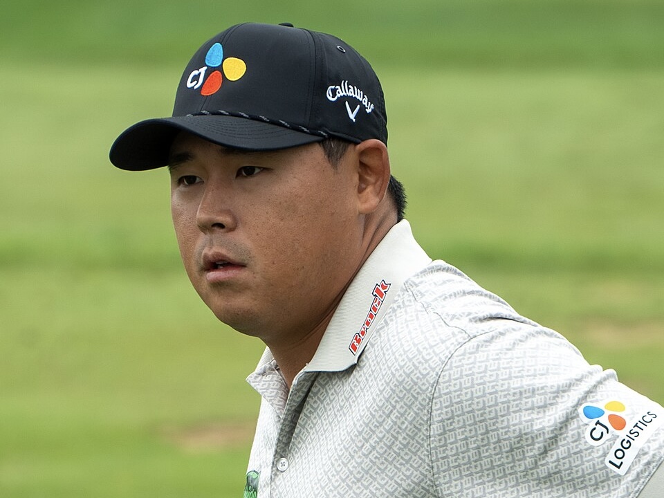 Famous Korean Golfer Accidentally Drives Into Canada