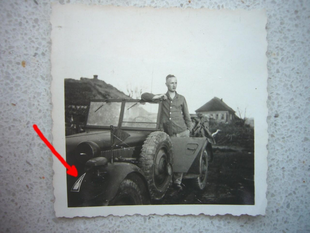 Foto Wehrmacht Russland - Einheits-Kübelwagen mit Stander, DIVISIONSABZEICHE (1)
