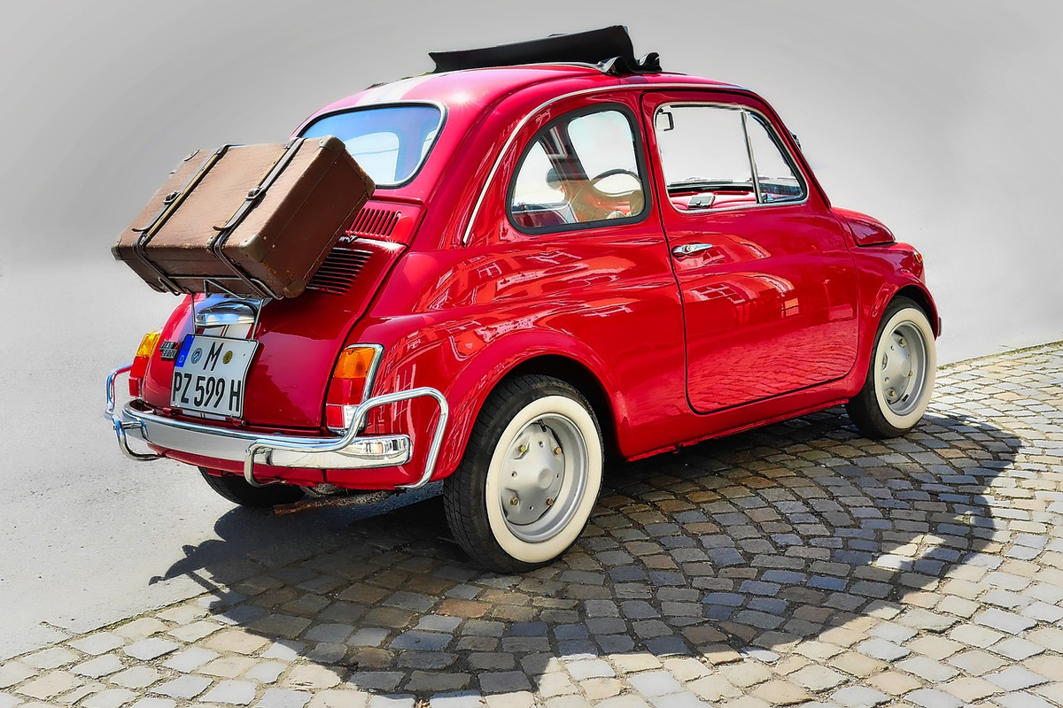 red-luggage-auto-3302898-1280.jpg