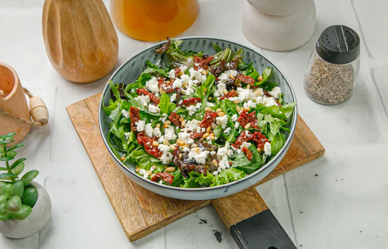 Салат с козьим сыром и вялеными томатами (160г)