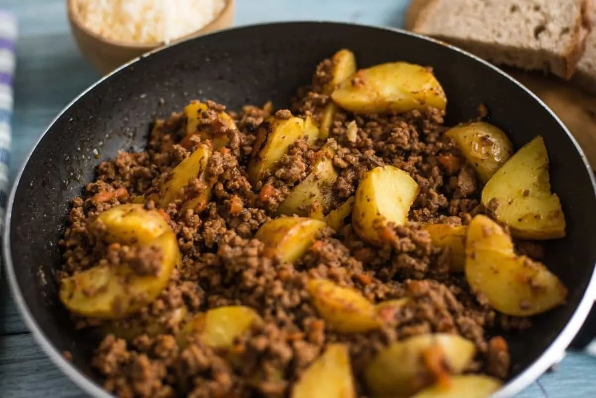 ¿Cómo preparar carne molida con papas? Esta es la receta fácil y barata