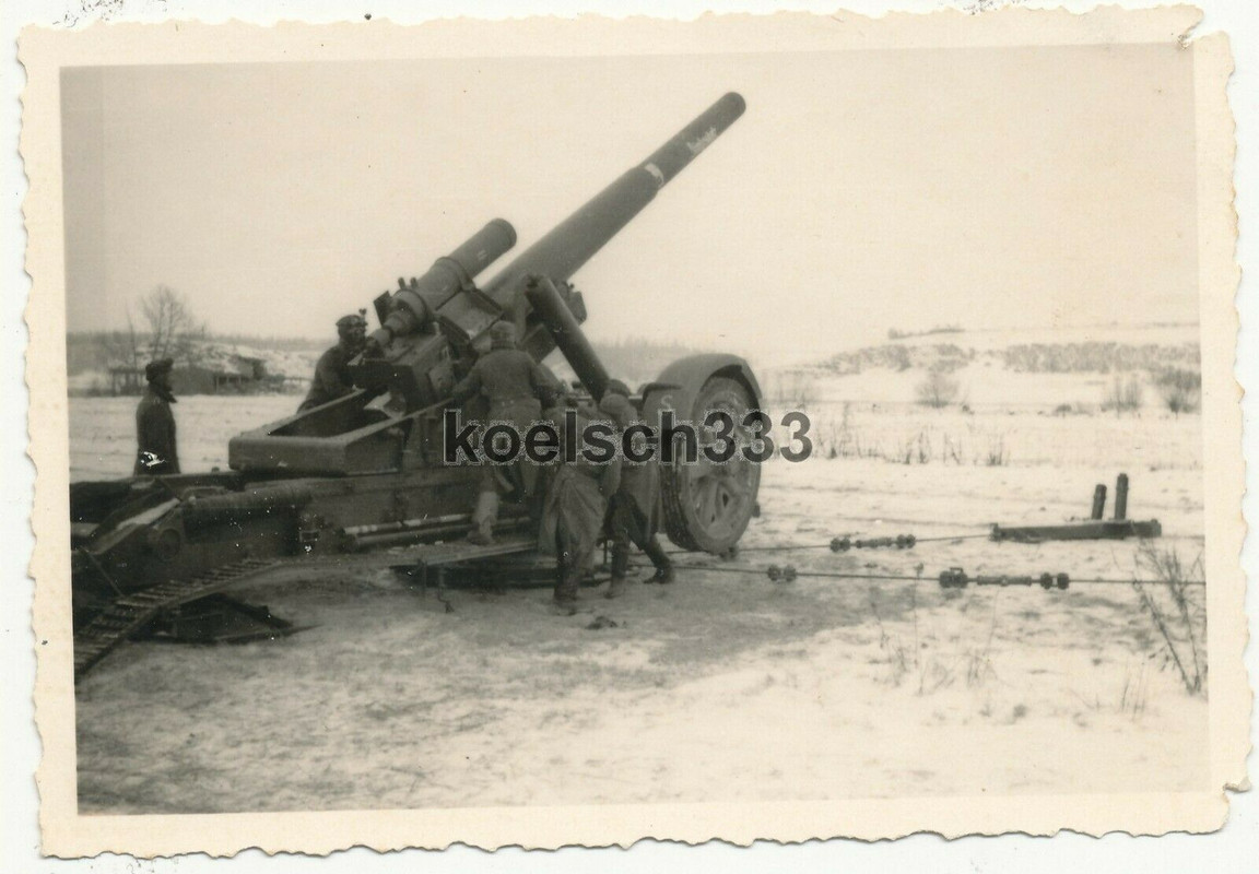 Foto Kanoniere der Wehrmacht am 21cm Mörser 18 in Feuerstellung im Osten .... !(2)