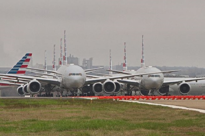Pesawat American Airlines terparkir rapi di Tulsa.