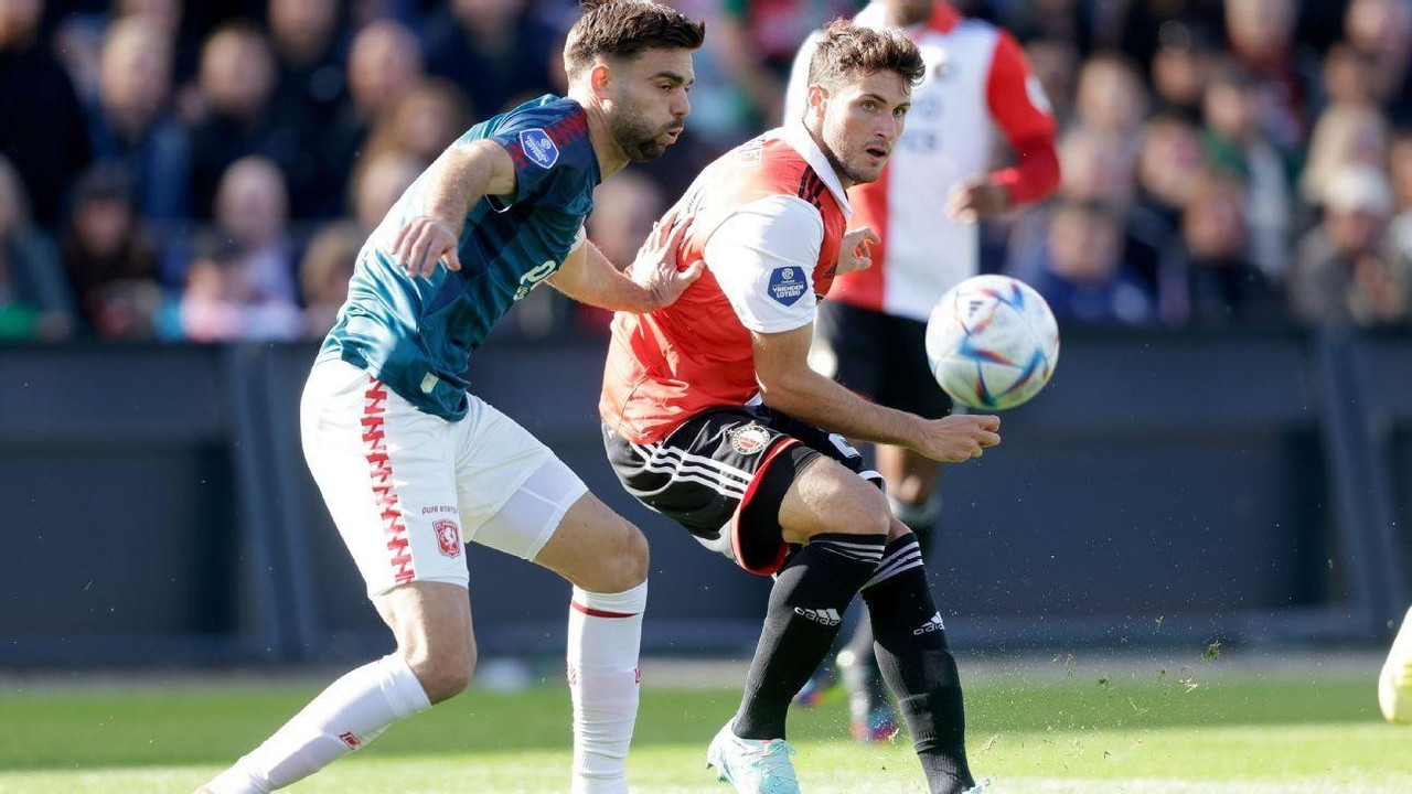 Santiago Giménez vive su primer partido como titular con el Feyenoord