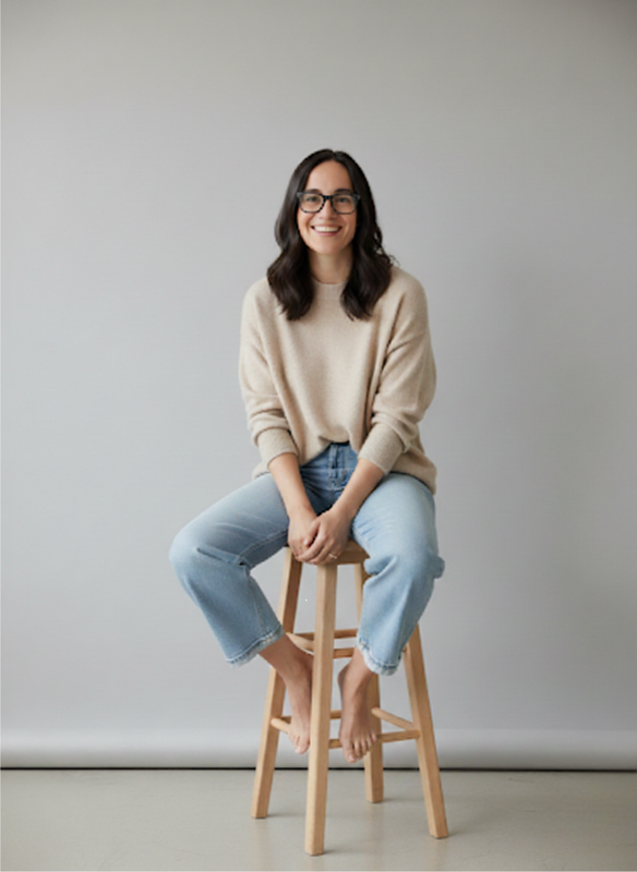 Retrato de Olis Acosta, consultora en IA y branding, en un entorno minimalista.