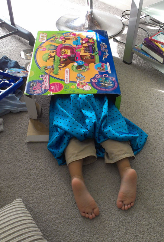funny-kids-playing-hide-and-seek-551-605