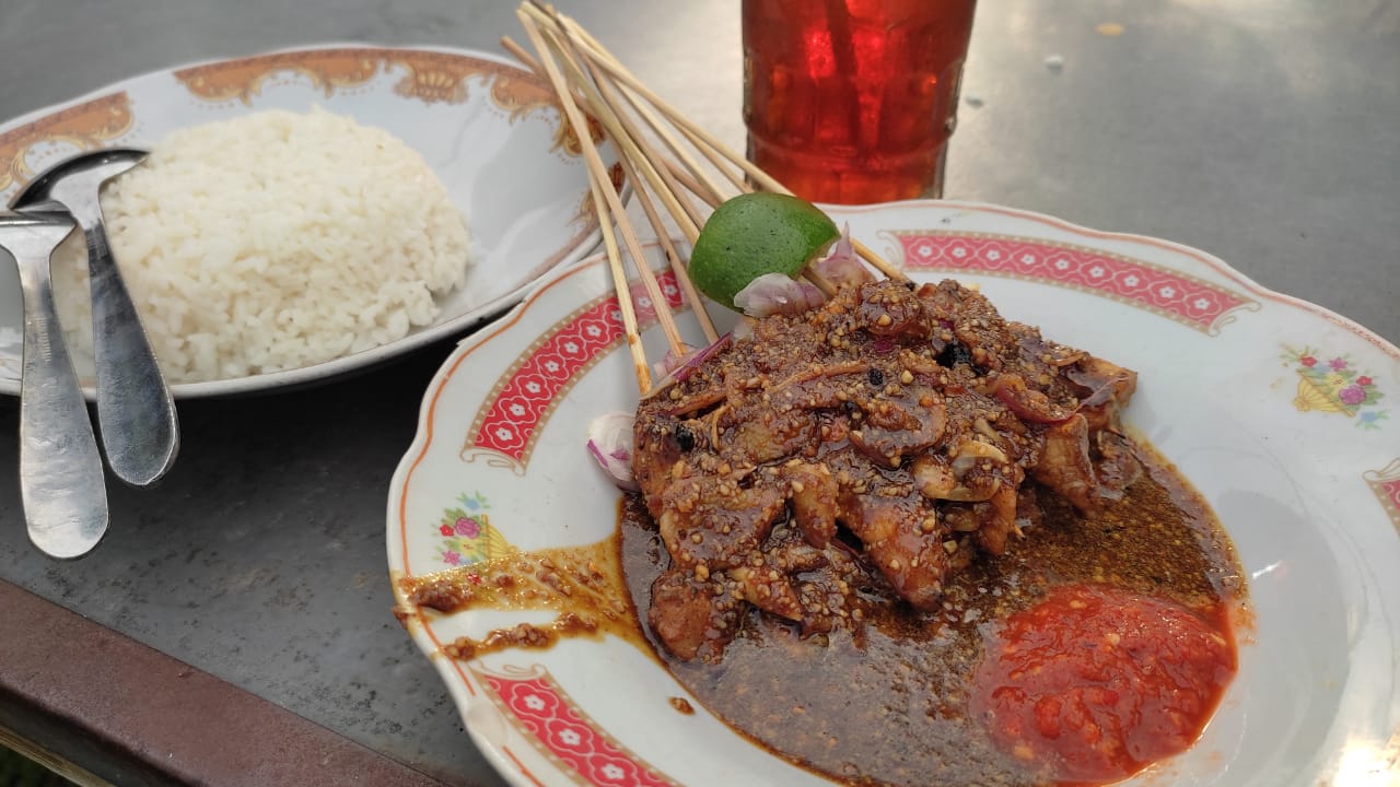 Satu porsi sajian sate ayam di Warung Sate Taichan Lowayu, tempat makan siang enak di Gresik.