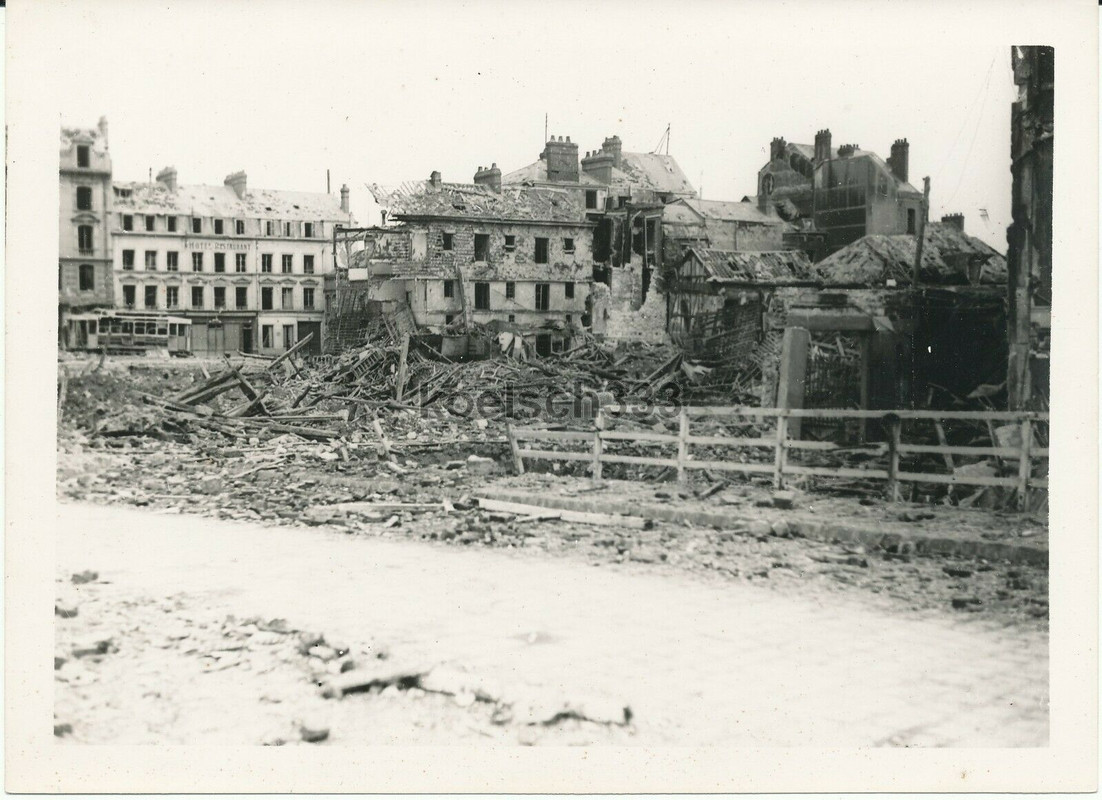 Foto Ruinen in der schwer zerstörten Stadt Rouen in Frankreich 1940 Hotel