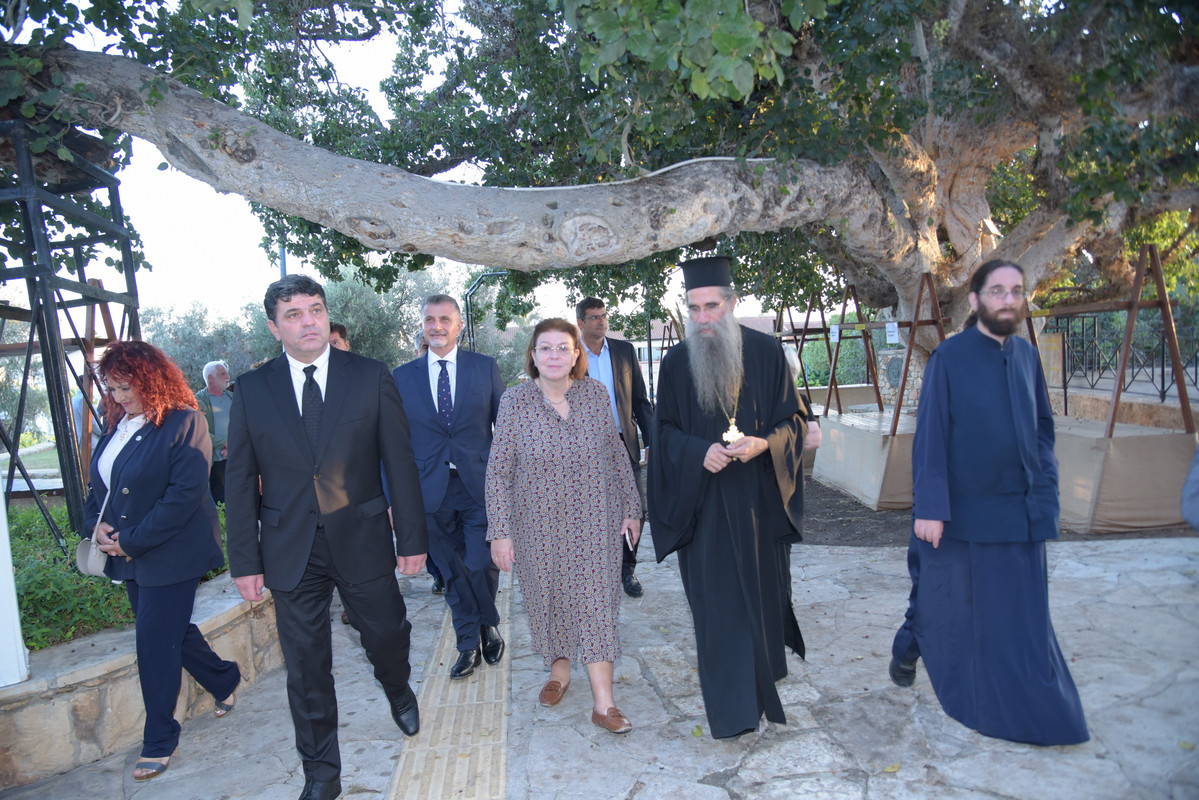 αγια ναπα τρια