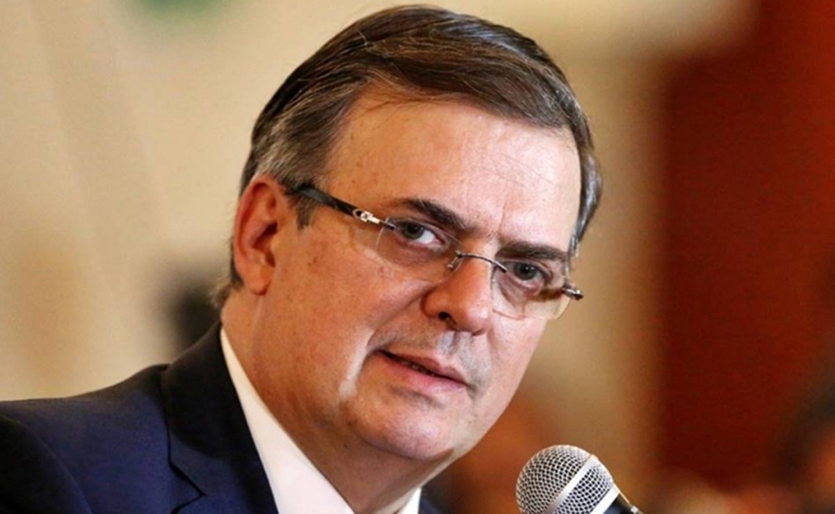 Marcelo Ebrard publica foto falsa de John Lennon y le llueven críticas