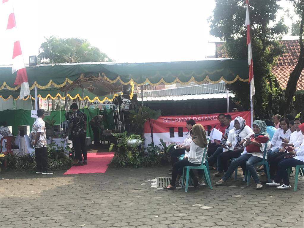 Warga yang menunggu kehadiran keluarga Jokowi