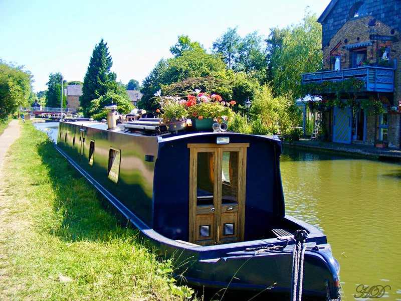 narrow-boat-moored-HD.jpg