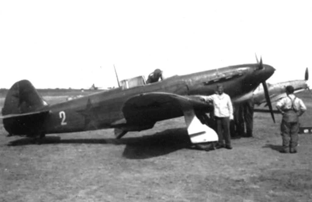 Avions sovietiques captures par les allemands Yak-1-Captured-by-the-Germans-Yak-1-B-Leonid-Smirnov-at-the-airport