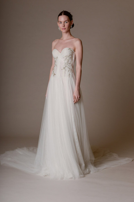 Marchesa-collezione-2016-Abito-da-sposa-bianco-in-chiffon-e-seta-con-corpetto-a-cuore-senza-spalline