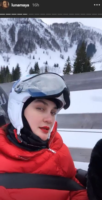 Luna Maya asyik naik kereta salju bareng temannya