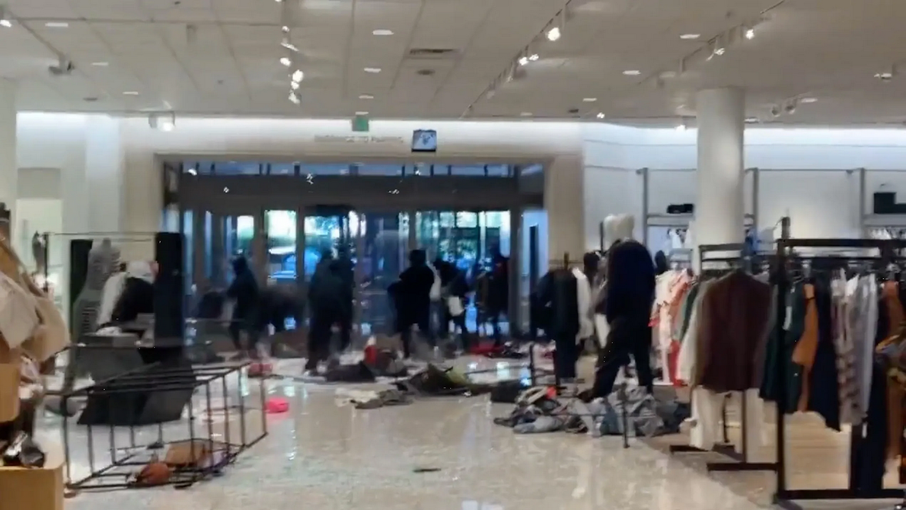 Saqueo en tienda departamental ocurre en Los Ángeles con 'flashmob' y hay video