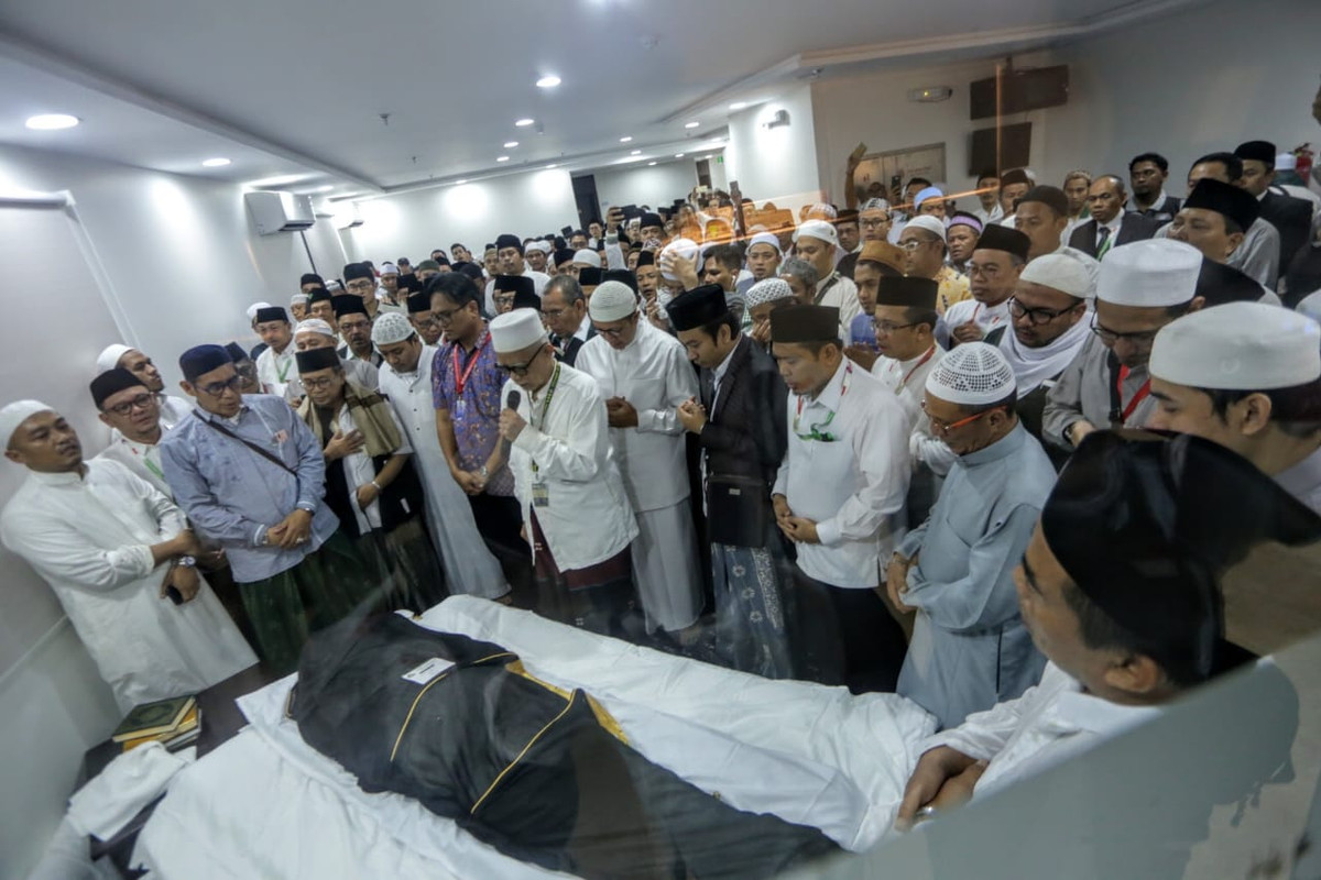 Suasana salat jenazah almarhum KH Maimoen Zubaer di Kantor Urusan Haji Indonesia (KKHI) Daker Makkah, Selasa (6/8/2019). Salat jenazah juga akan dilaksanakan di Masjidil Haram saat salat dhuhur dan rencananya akan dimakamkan di pemakaman Ma’la, Makkah.