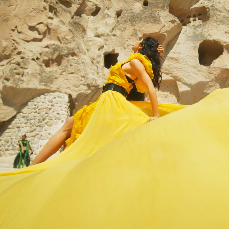 HD-wallpaper-of-katrina-kaif-hot-in-le-ke-prabhu-ka-naam-tiger-3