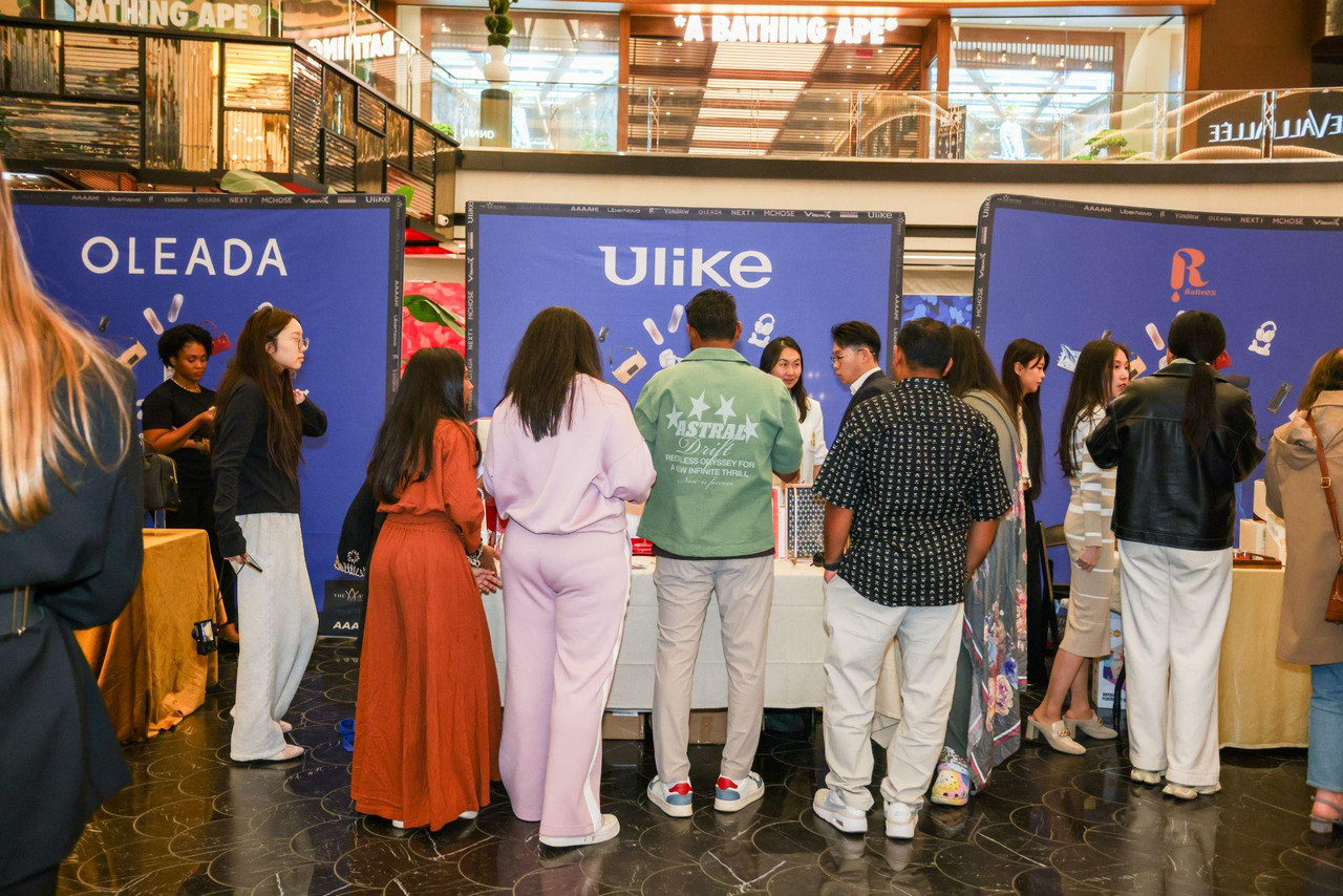 Visitors explore participating brands and product experiences at THE BIG BAG, including Ulike, OLEADA and RalivON.