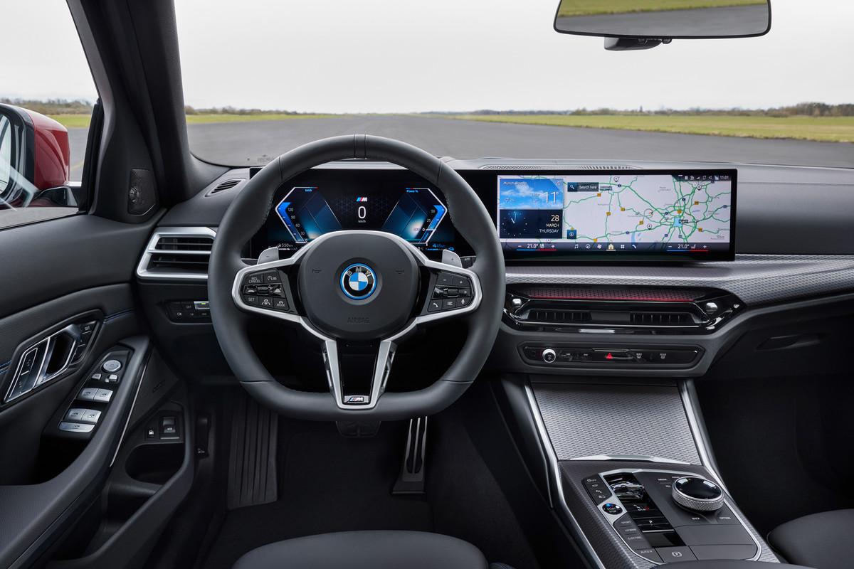 P90549666_highRes_the-new-bmw-330e-tou