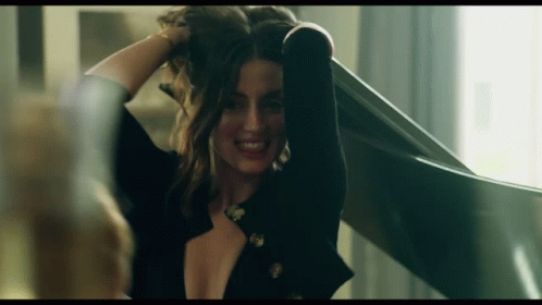 ana-de-armas-deep-water-shake-dance-2kye4af44psqasde.gif