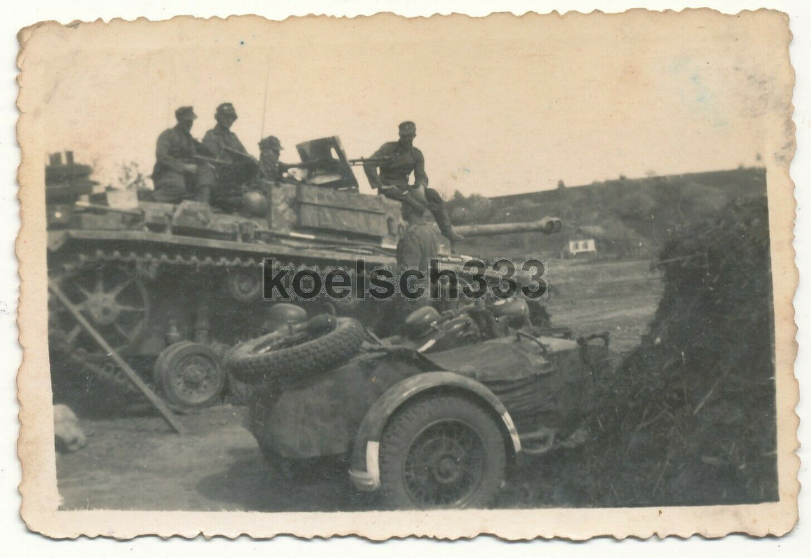 Foto Krad Motorrad vor Sturmgeschütz an der Ostfront ! StuG Abt.