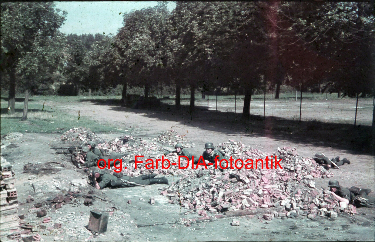 Foto 2WK org. Farb DIA Frankreich Kampfgruppe mit MG in Stellung Beobachter Top