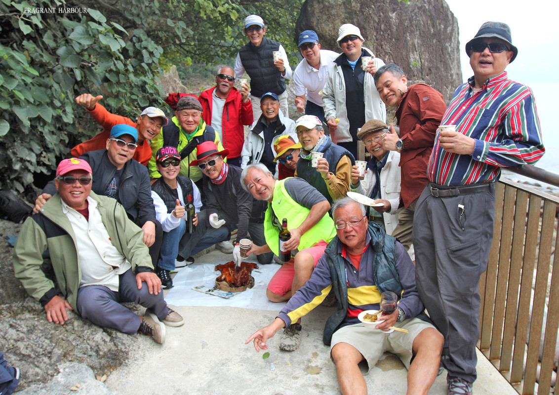Gathering to taste the sliced pig (New Year's Beach Day 2025)