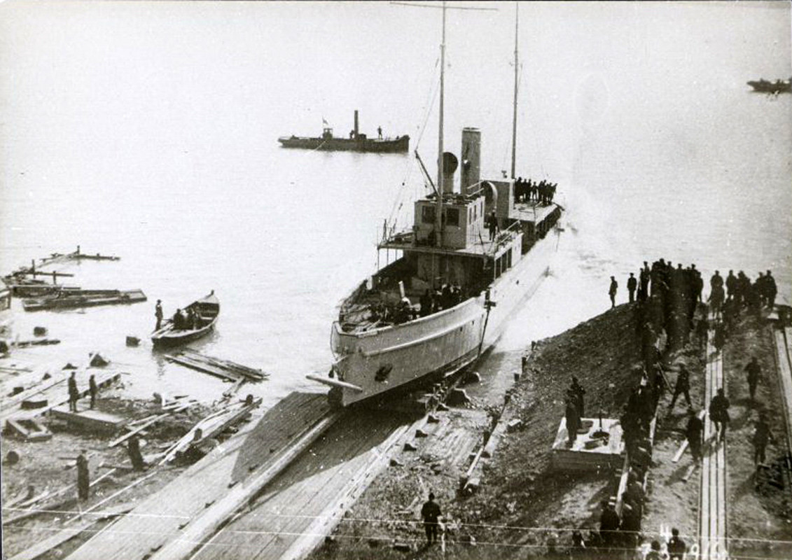 Тральщик Щит выходит из дока 1916