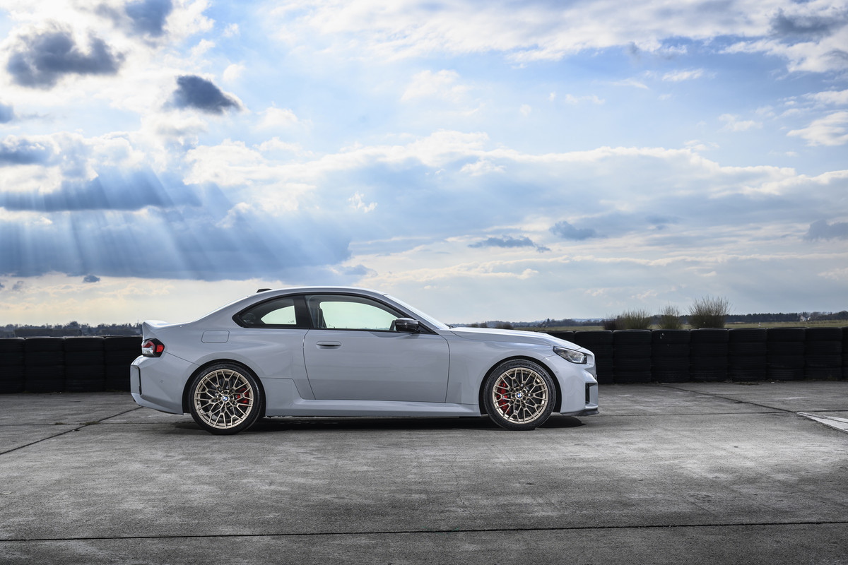 P90600880_highRes_the-new-bmw-m2-cs
