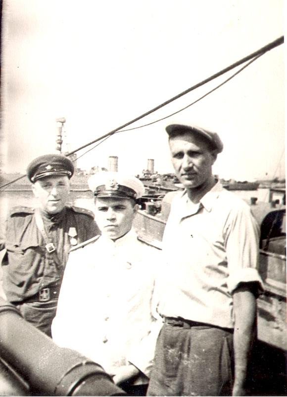 Щ-205 фотокорреспондент Бродский А.И.,капитан-лейтенант Сухомлинов П.Д. и неизвестный, 1942г.
