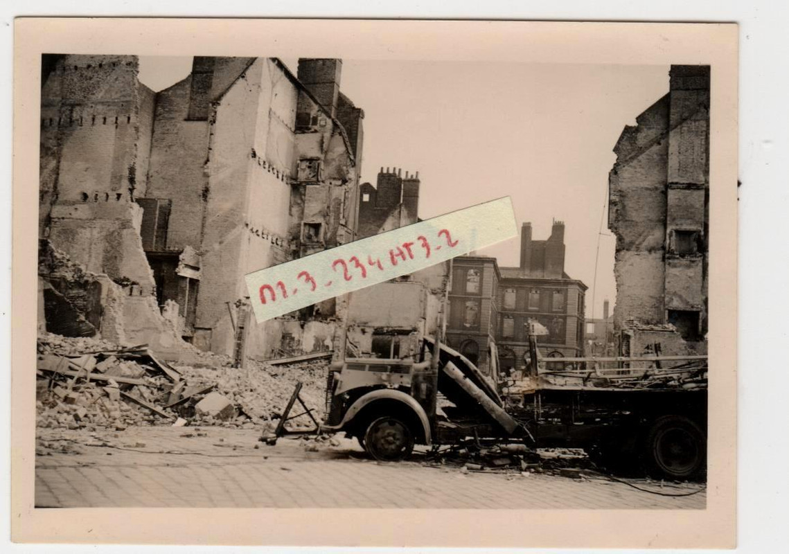 Photo allemande épave de camion dans la ville de
