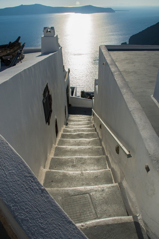 white-sea-3735935-1280.jpg