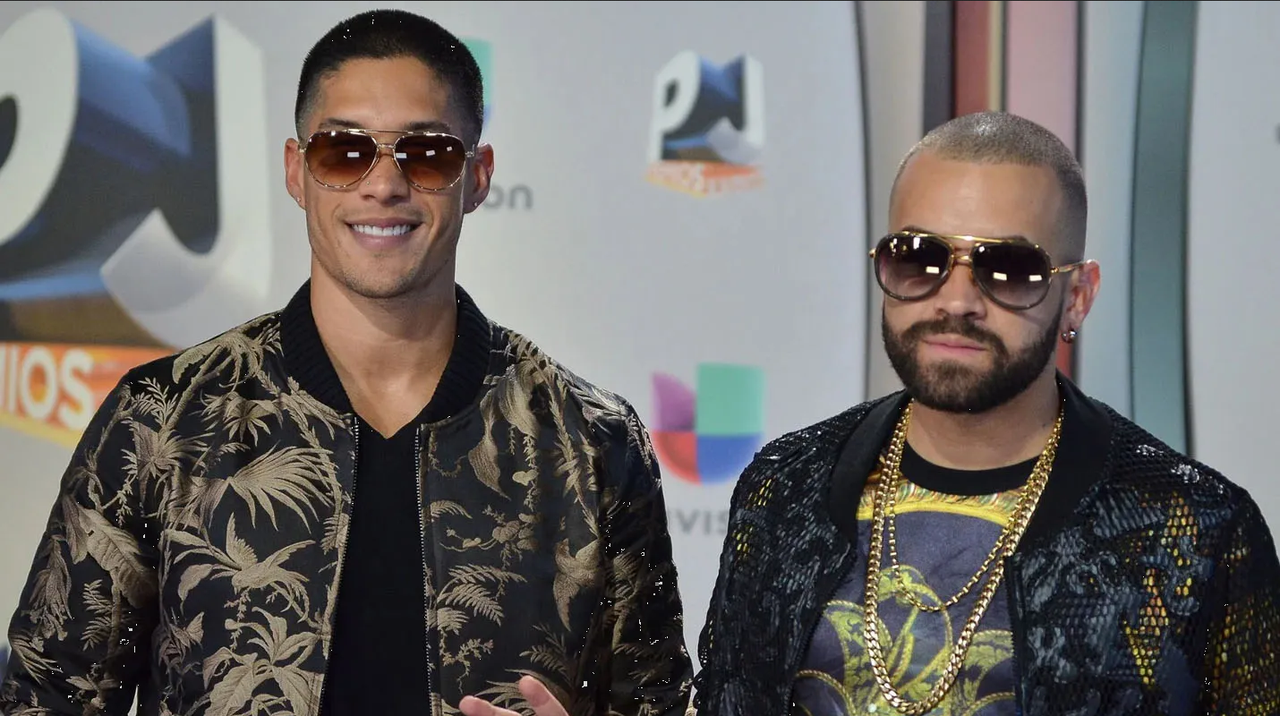 Chyno y Nacho sorprenden a pasajeros del metro en Caracas con un emocionante concierto