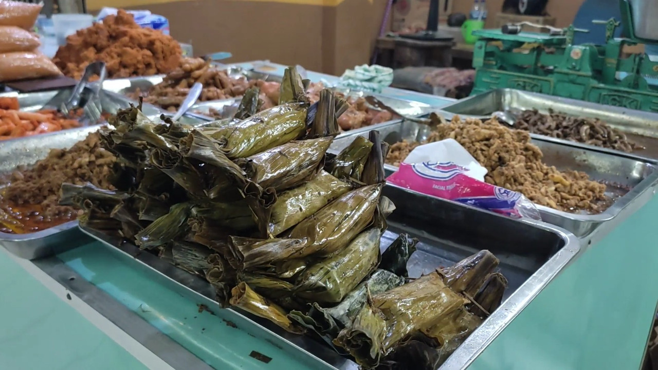 Olahan pepes telur ikan bader, kuliner unik di Pasar Kota Gresik, Jawa Timur.
