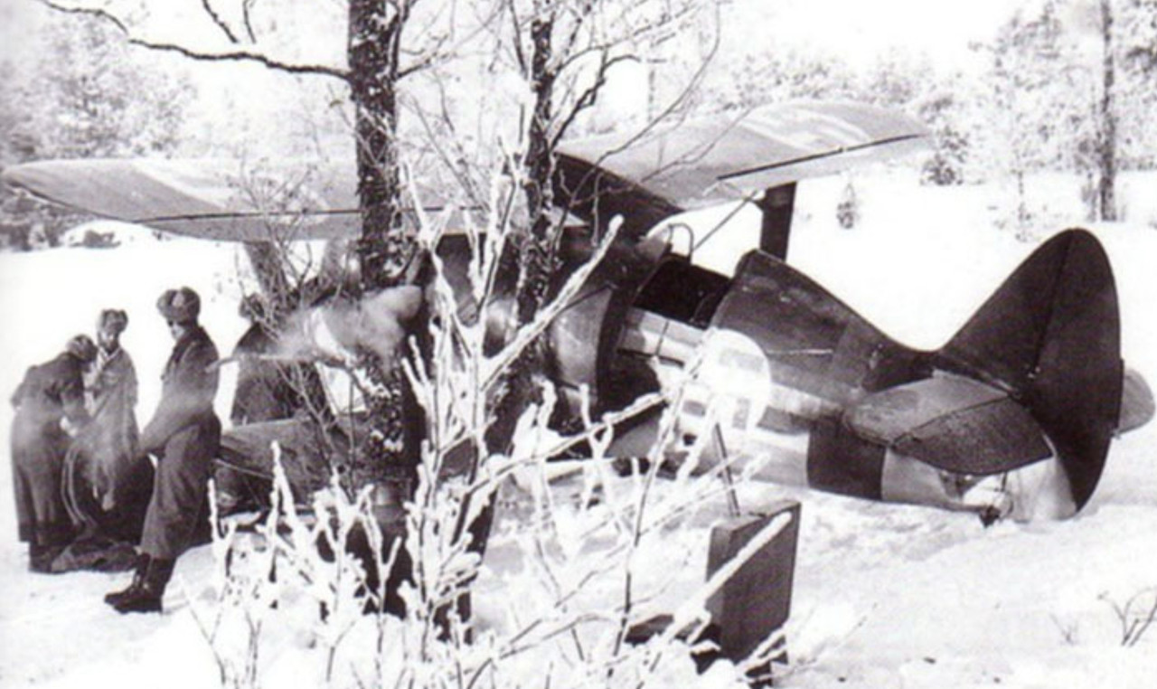 Ilmavoimat-Polikarpov-I-153-FAF-3.LLv6-as-VH17-at-Hamina-February-1942-01