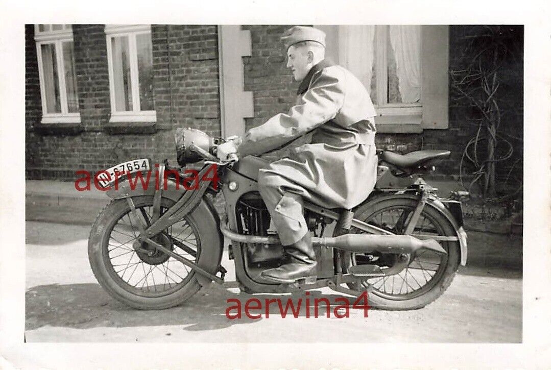 Deutscher Kradmelder am Quartier mit Motorrad BMW R2 Brügge Belgien