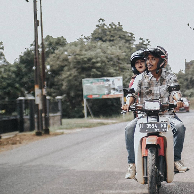7 Potret Mas Pur 'Tukang Ojek Pengkolan' bareng istri, makin mesra