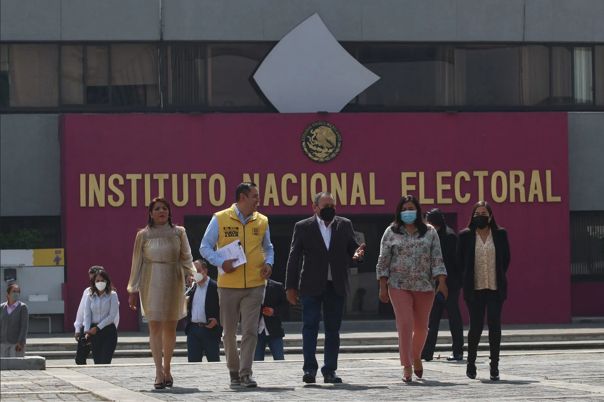 Acusa PRD a AMLO ante el INE por llamado a votar por Morena