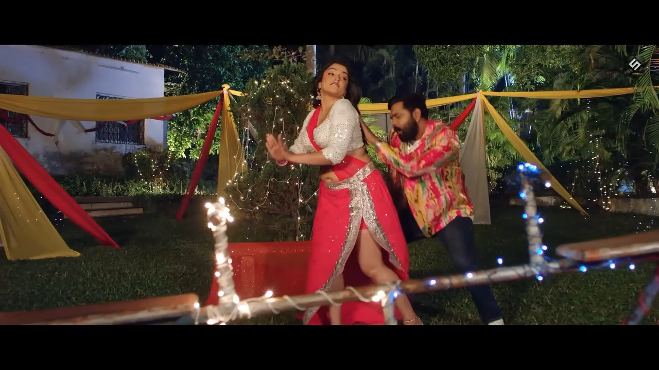 Amrapali Dubey Hot Sexy song latest bhojpuri gana -Samaj Mein Parivartan.mp4_snapshot_02.35.835