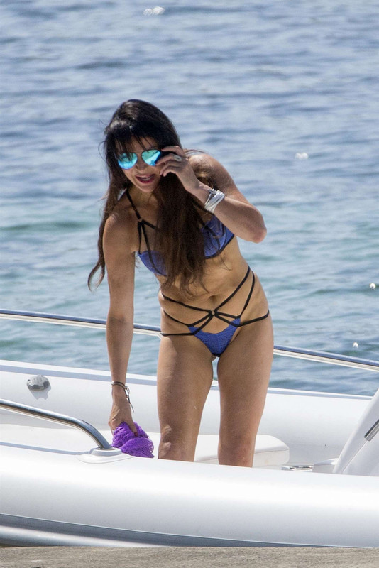 Lizzie-_Cundy_-_Wearing-_Bikini-and-_Swimsuit--40