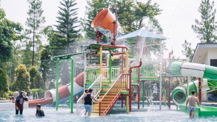Wahana permainan di Sangkan Resort Aqua Park, tempat wisata di Kuningan yang lagi hits.