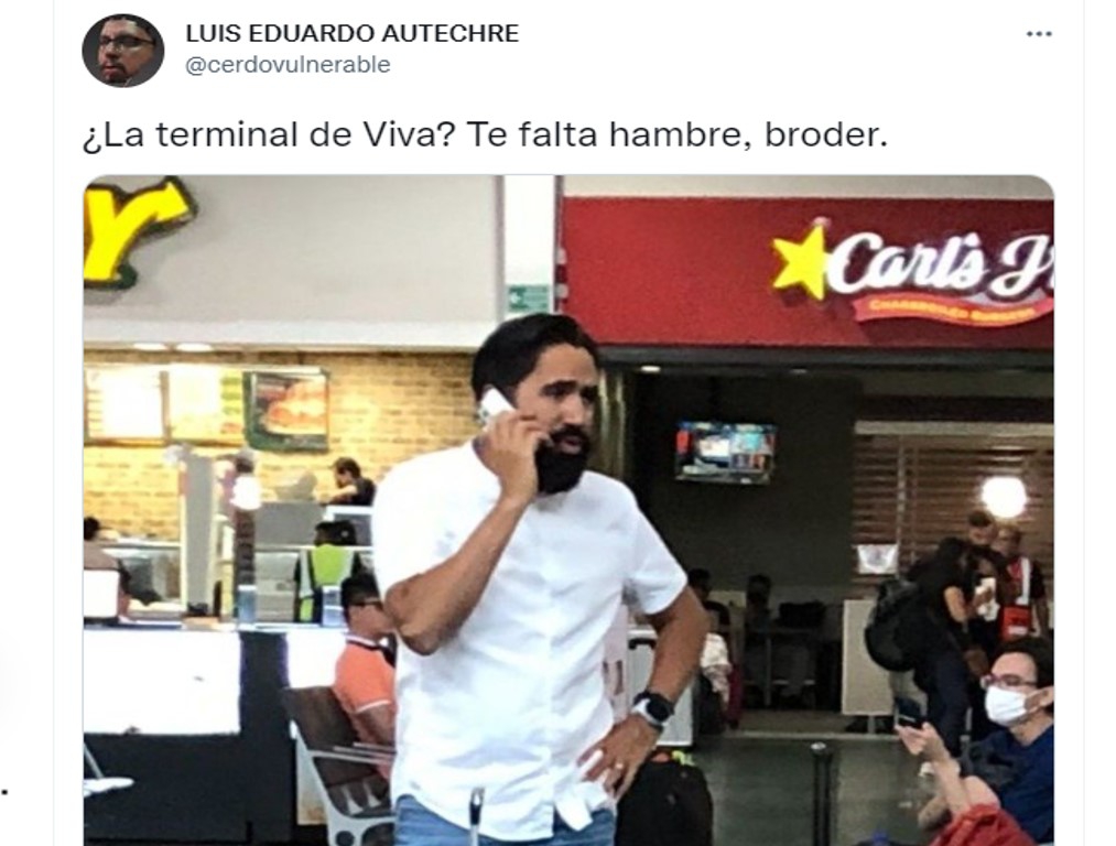 Captan a Carlos Muñoz viajando en Viva Aerobus y provoca furor en redes