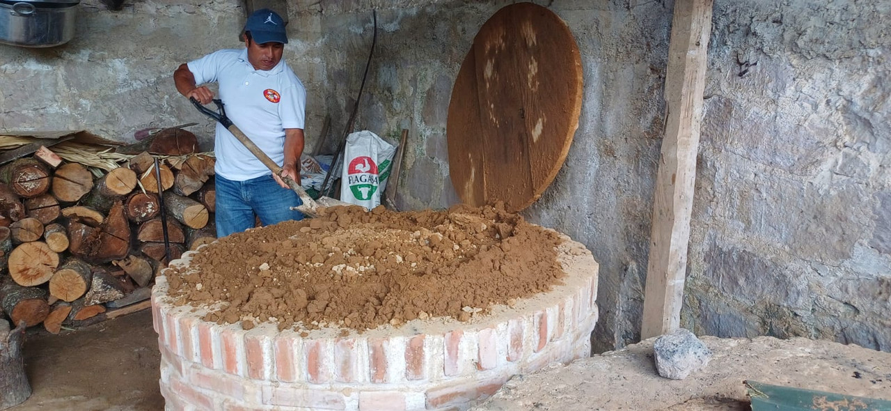 Sellando el horno con tierra