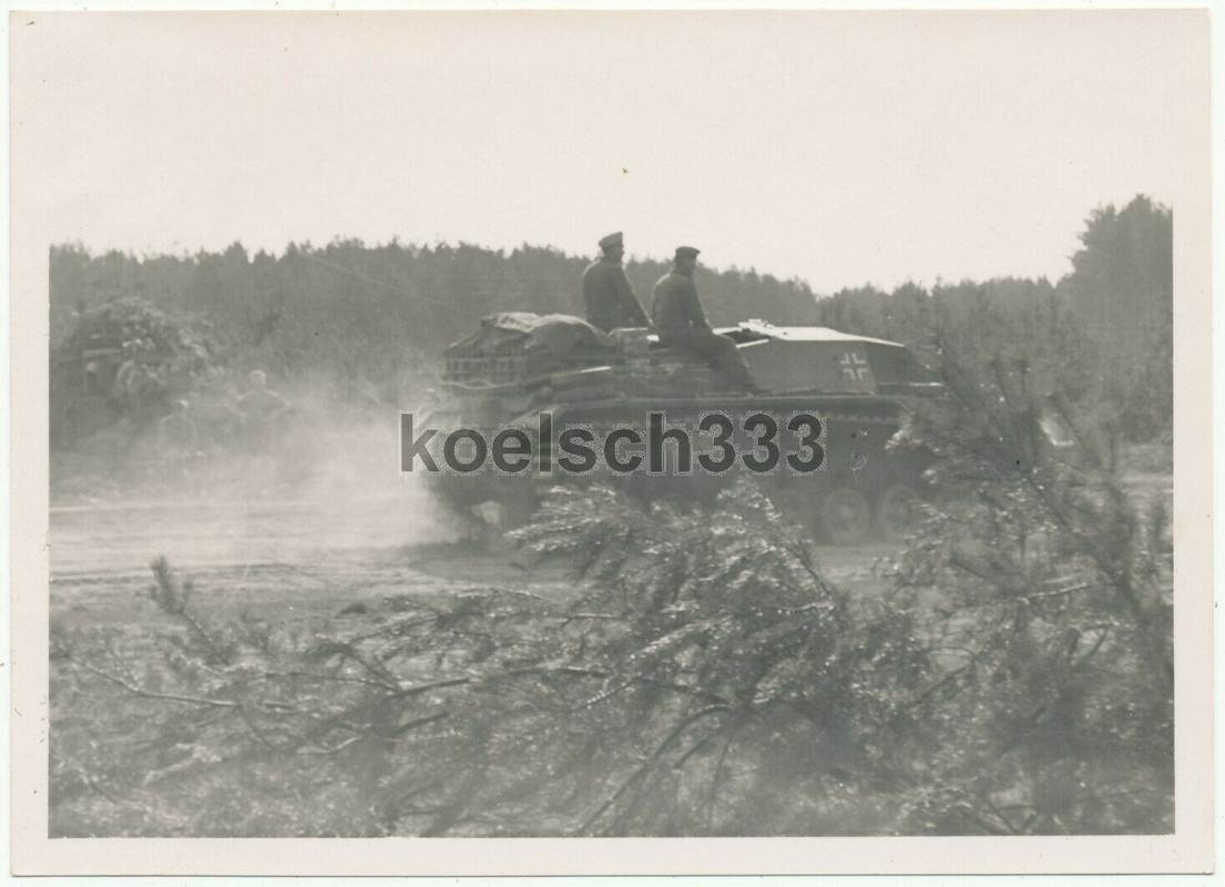 Foto Sturmgeschütz Panzer der Wehrmacht auf dem Marsch bei Torop