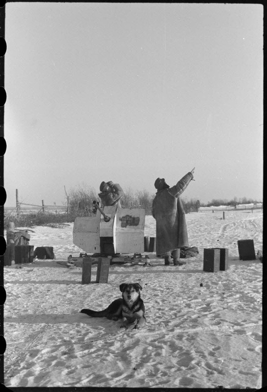 Dans le cadre de l'opération Büffelbewegung, la protection d'une route enneigée par des canons de 2 