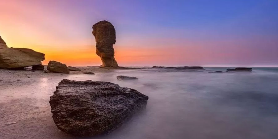 Pesona Keindahan Pantai Batu Payung yang Sangat Terkenal